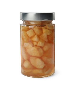 Cam kavanozdaki lezzetli elma reçeli beyaza izole edilmiş.