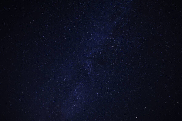 Прекрасное ночное небо, полное блестящих звезд
