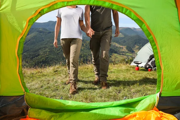 Coppia Montagna Nella Giornata Sole Vista Dalla Tenda Campeggio — Foto Stock