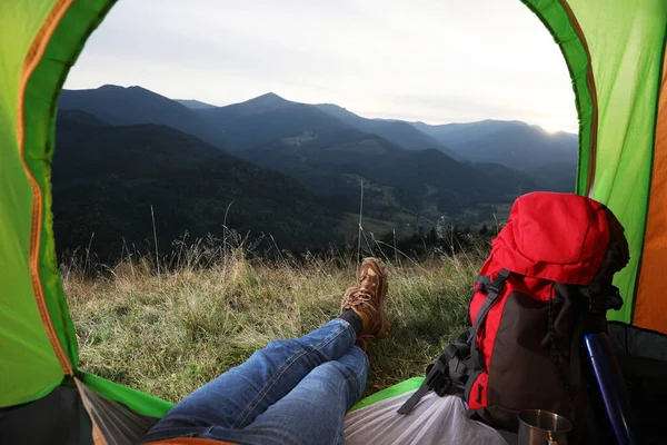 Frau Ruht Sich Bei Sonnenuntergang Zelt Den Bergen Aus Nahaufnahme — Stockfoto