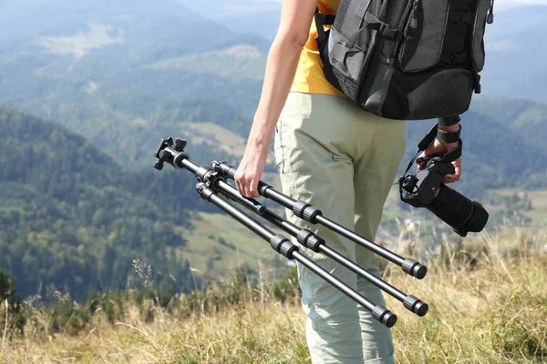 有现代相机和三脚架在山上的女人 特写镜头 — 图库照片