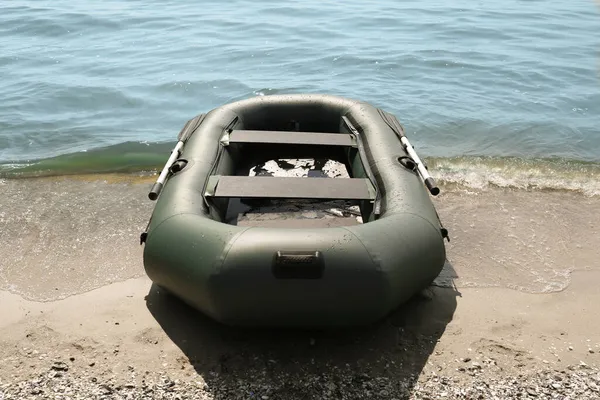 Opblaasbare Rubbervissersboot Zandstrand Bij Zee — Stockfoto