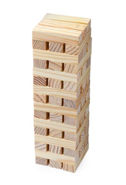 Beyaz arkaplanda tahta bloklardan yapılmış Jenga kulesi