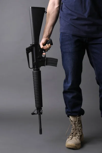 Pistola Asalto Hombre Sosteniendo Rifle Sobre Fondo Oscuro Primer Plano — Foto de Stock