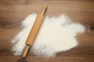 Yuvarlak toplu iğne ve un, ahşap masa, üst manzara. Metin için boşluk