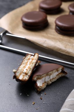 Gri masada lezzetli çikolatalı turta.