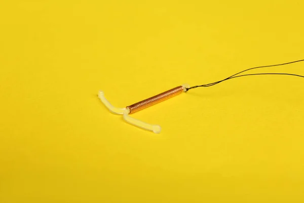 Dispositivo Anticonceptivo Intrauterino Forma Sobre Fondo Amarillo — Foto de Stock