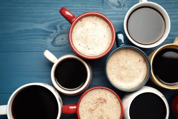 Viele Tassen Mit Verschiedenen Kaffeegetränken Auf Blauem Holztisch Flach Gelegt — Stockfoto