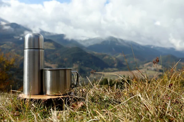 Termos Plata Taza Tronco Madera Las Montañas Espacio Para Texto — Foto de Stock