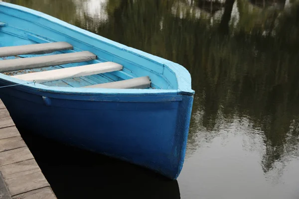 Hellblaues Holzboot Auf See Der Nähe Der Seebrücke — Stockfoto