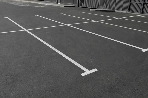 Estacionamiento Coches Con Marca Blanca Aire Libre —  Fotos de Stock