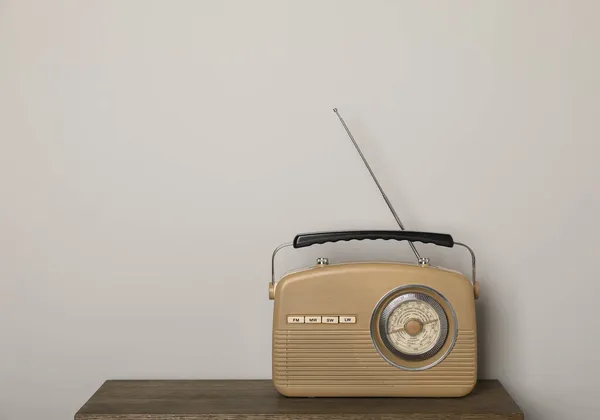 Ricevitore Radio Retrò Tavolo Legno Sfondo Grigio Chiaro Spazio Testo — Foto Stock