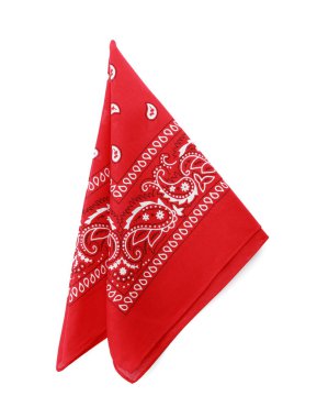 Katlanmış kırmızı bandana desenli beyaz, üst görünümde izole edilmiş.