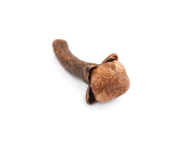 Aromatik organik kuru karanfil beyaza izole edilmiş.