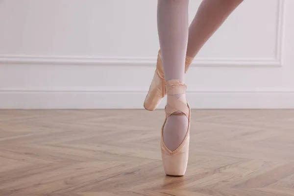 Pequena Bailarina Praticando Movimentos Dança Estúdio Close Pernas Espaço Para — Fotografia de Stock