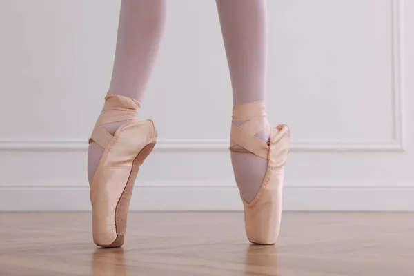 Pequena Bailarina Praticando Movimentos Dança Estúdio Close Pernas — Fotografia de Stock