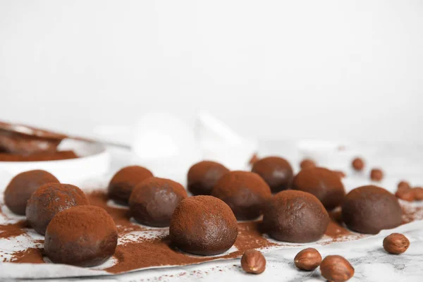 Läckra Chokladtryffel Med Kakaopulver Och Hasselnötter Vitt Marmorbord Utrymme För — Stockfoto