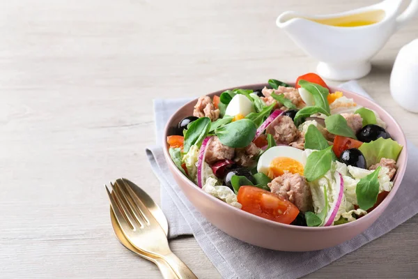 Schüssel Mit Köstlichem Salat Mit Thunfischkonserven Und Gemüse Auf Weißem — Stockfoto