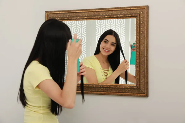 Vrouw Die Droge Shampoo Aanbrengt Haar Haar Buurt Spiegel — Stockfoto