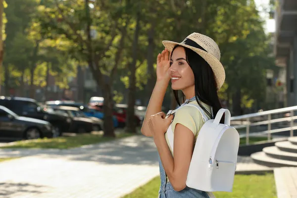 漂亮的年轻女子 穿着时髦的白色背包在城市街道上 文字空间 — 图库照片