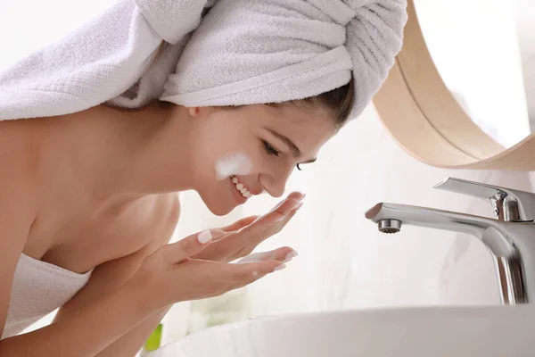 Menina Adolescente Bonita Lavar Rosto Com Espuma Limpeza Banheiro Cuidado — Fotografia de Stock