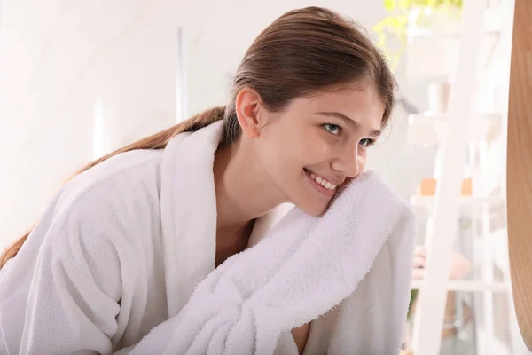 Piękna Nastolatka Wycieranie Twarzy Ręcznikiem Łazience — Zdjęcie stockowe