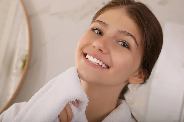 Vacker Tonåring Flicka Torka Ansiktet Med Handduk Hemma Närbild — Stockfoto