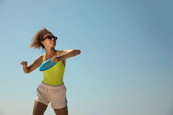Feliz Mulher Afro Americana Jogando Disco Voador Contra Céu Azul — Fotografia de Stock
