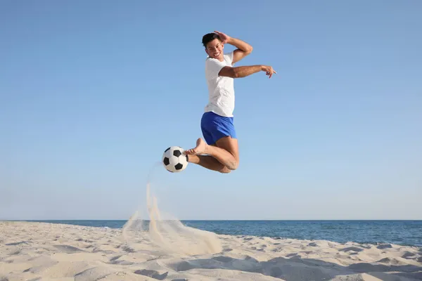Homem Jogando Futebol Praia Perto Mar — Fotografia de Stock