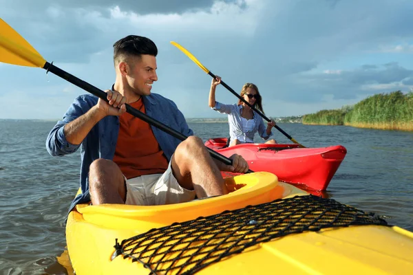 Beau Couple Kayak Sur Rivière Activité Estivale — Photo