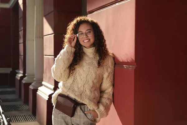 Mooie Afro Amerikaanse Vrouw Met Stijlvolle Taille Tas Straat — Stockfoto