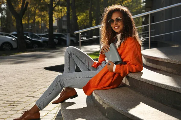 Mooie Afro Amerikaanse Vrouw Met Stijlvolle Taille Tas Trappen Buiten — Stockfoto