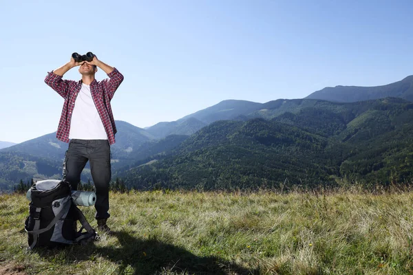 Toerist Met Wandeluitrusting Die Door Een Verrekijker Bergen Kijkt — Stockfoto