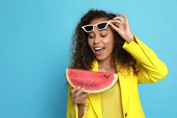 Mooie Jonge Afro Amerikaanse Vrouw Met Watermeloen Lichtblauwe Achtergrond Ruimte — Stockfoto