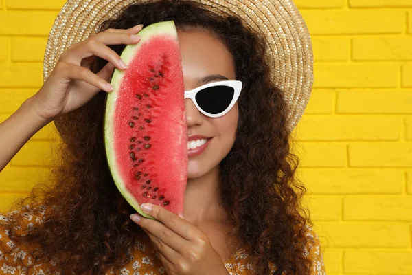 Mooie Jonge Afro Amerikaanse Vrouw Met Watermeloen Buurt Van Gele — Stockfoto
