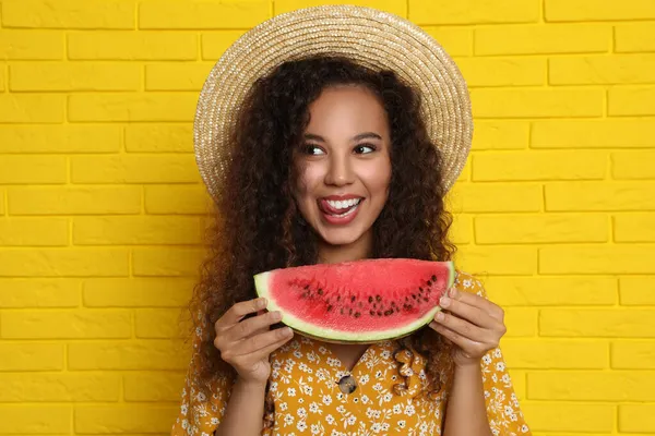 Mooie Jonge Afro Amerikaanse Vrouw Met Watermeloen Buurt Van Gele — Stockfoto