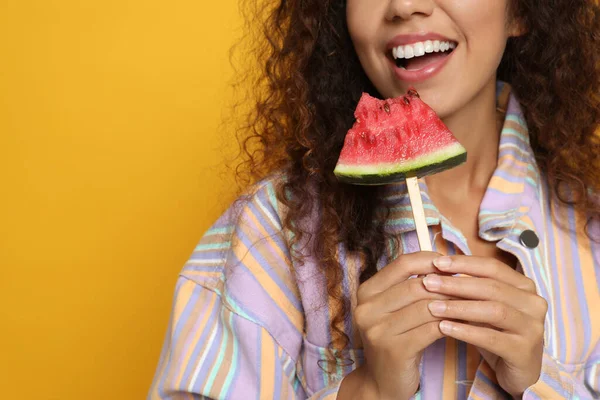 Mooie Jonge Afro Amerikaanse Vrouw Met Stukje Watermeloen Gele Achtergrond — Stockfoto