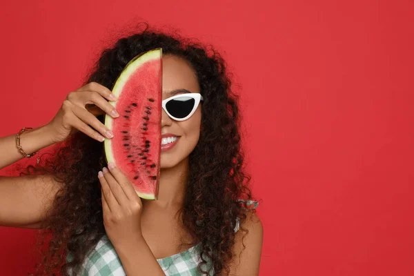 Mooie Jonge Afro Amerikaanse Vrouw Met Plakje Watermeloen Rode Achtergrond — Stockfoto