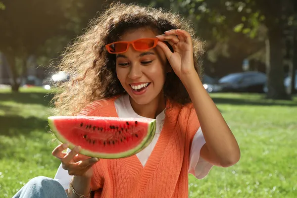 Mooie Jonge Afro Amerikaanse Vrouw Met Plak Watermeloen Park — Stockfoto