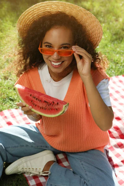 Mooie Jonge Afro Amerikaanse Vrouw Met Plak Watermeloen Groen Gras — Stockfoto