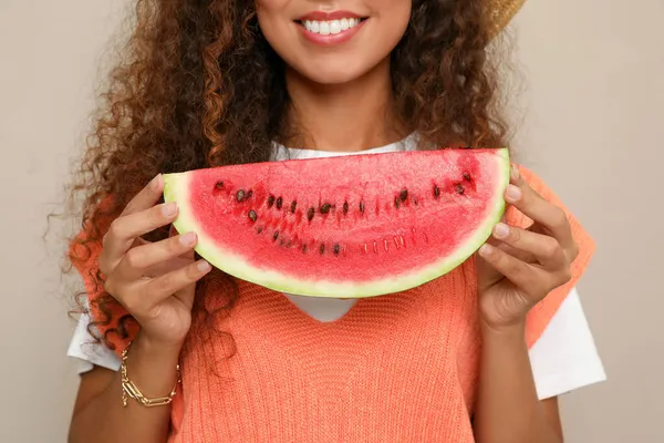 Mooie Jonge Afro Amerikaanse Vrouw Met Plak Watermeloen Beige Achtergrond — Stockfoto