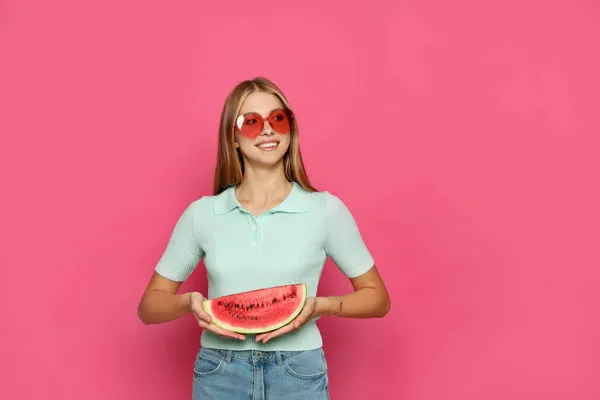 Schöne Mädchen Mit Scheibe Wassermelone Auf Karminrotem Hintergrund — Stockfoto
