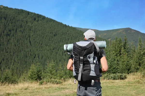 Man Met Rugzak Slaapmat Bergen Achteraanzicht Ruimte Voor Tekst — Stockfoto