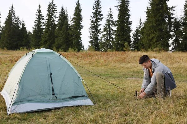 Uomo Allestimento Tenda Campeggio Grigio All Aperto — Foto Stock