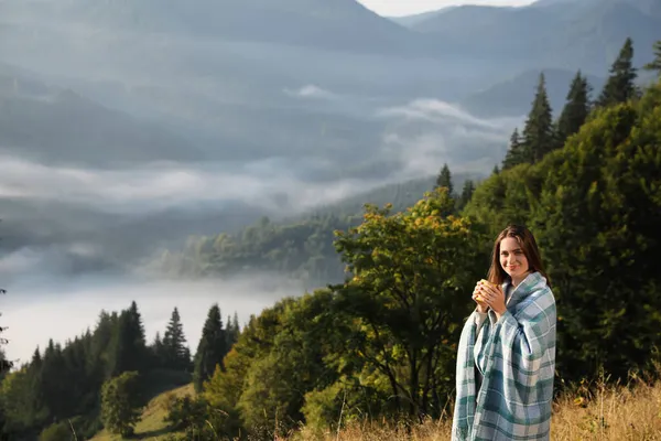 熱い飲み物のカップを持つ若い女性と美しい山の風景を楽しんでいた テキストのスペース — ストック写真