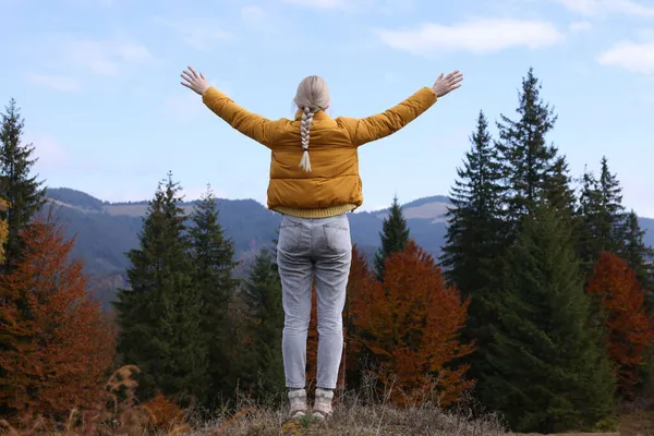 Lycklig Kvinna Fridfulla Berg Bakifrån Känsla Frihet — Stockfoto