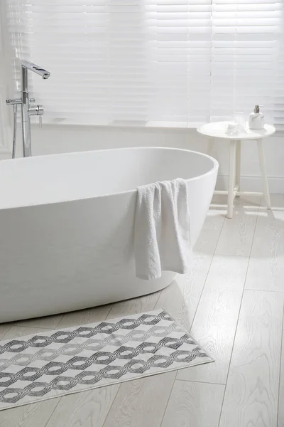 Esterilla Con Estilo Piso Cerca Bañera Baño Diseño Interiores — Foto de Stock