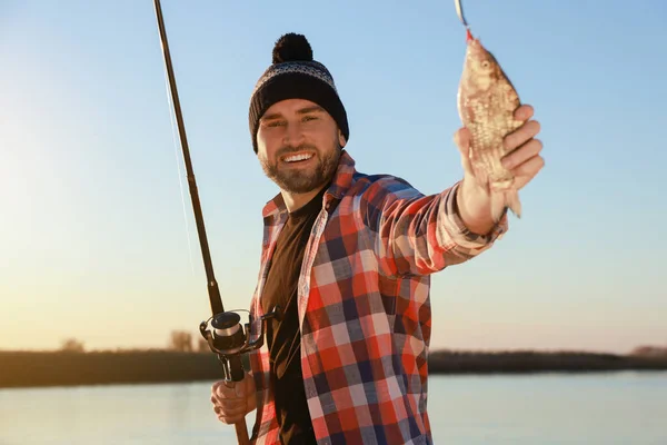 Halászat Bottal Kifogott Halakkal Folyóparton — Stock Fotó