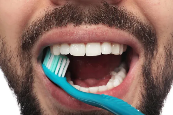 Mężczyzna Myjący Zęby Białym Tle Zbliżenie Opieka Stomatologiczna — Zdjęcie stockowe