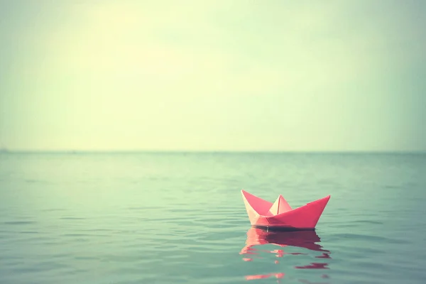 Roze Papieren Boot Drijvend Rivier Retro Foto Effect — Stockfoto